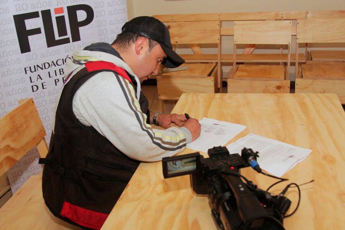 Encuesta: periodistas ganan menos y los agreden más