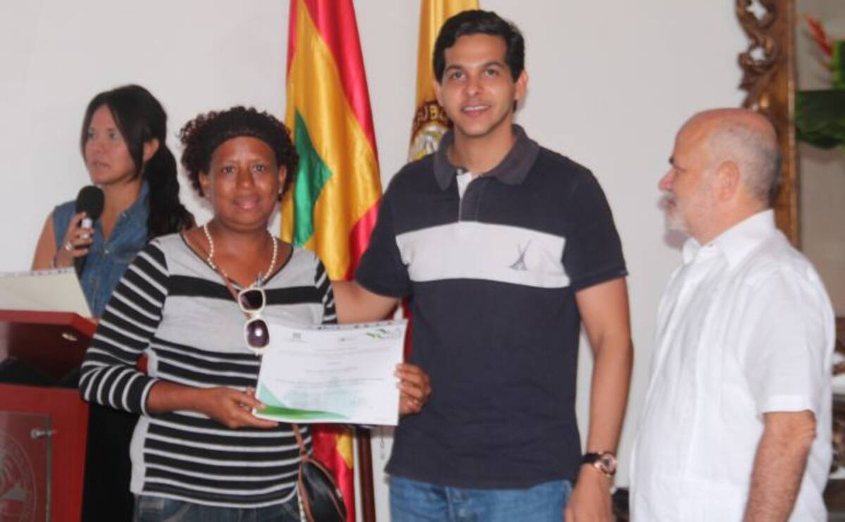 Nelly Castillo recibe el certificado. Érica Otero Brito - El Universal