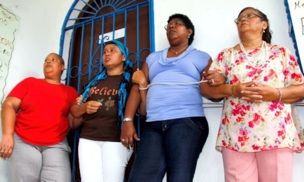 Candelaria Domínguez (de pañoleta en la cabeza) y otras tres amigas se amarraron para protestar contra Humana Vivir. KAILLINE GIRALDO-EL UNIVERSAL