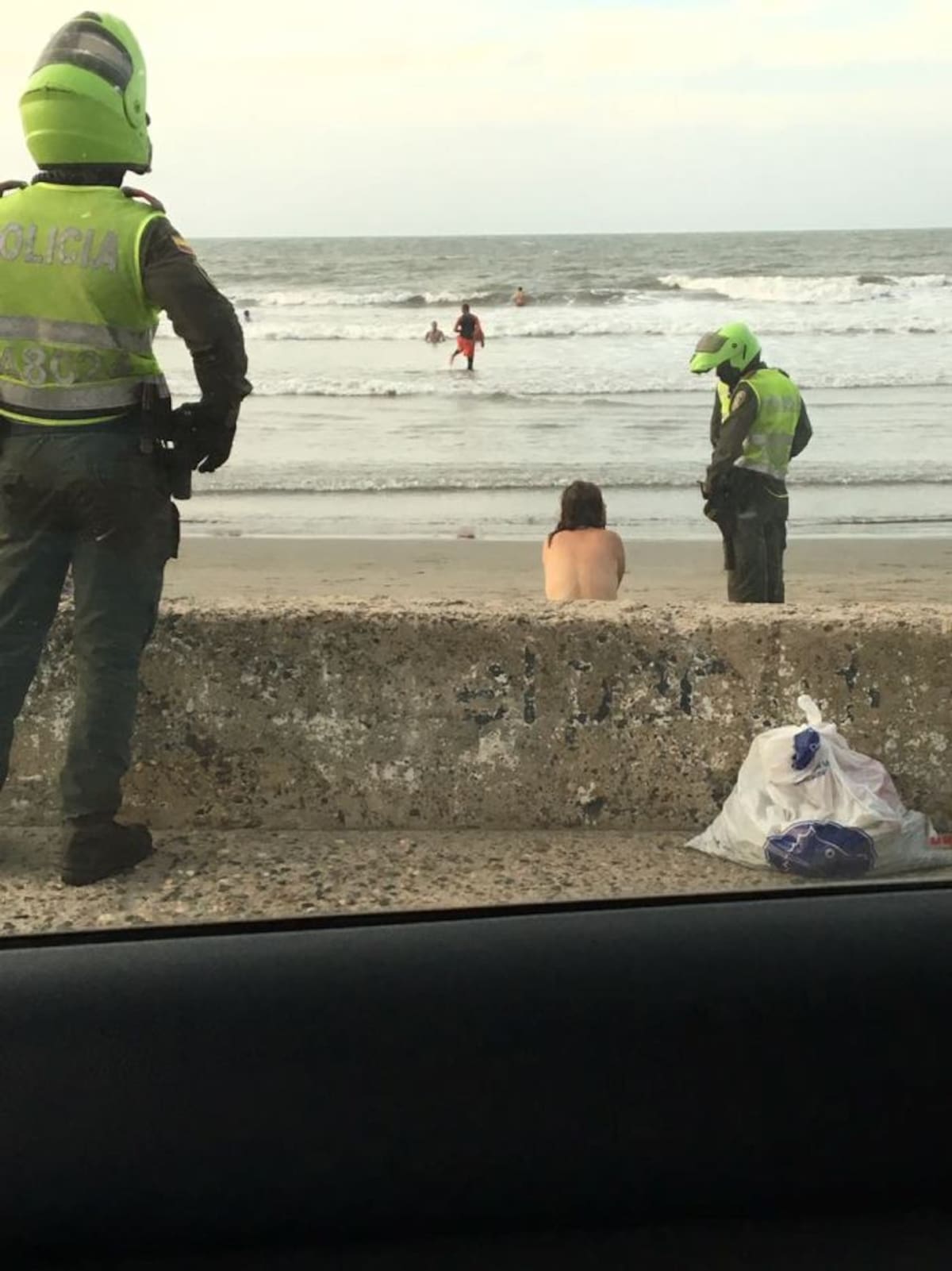 La mujer fue vista por bañistas y demás transeúntes. Cortesia.