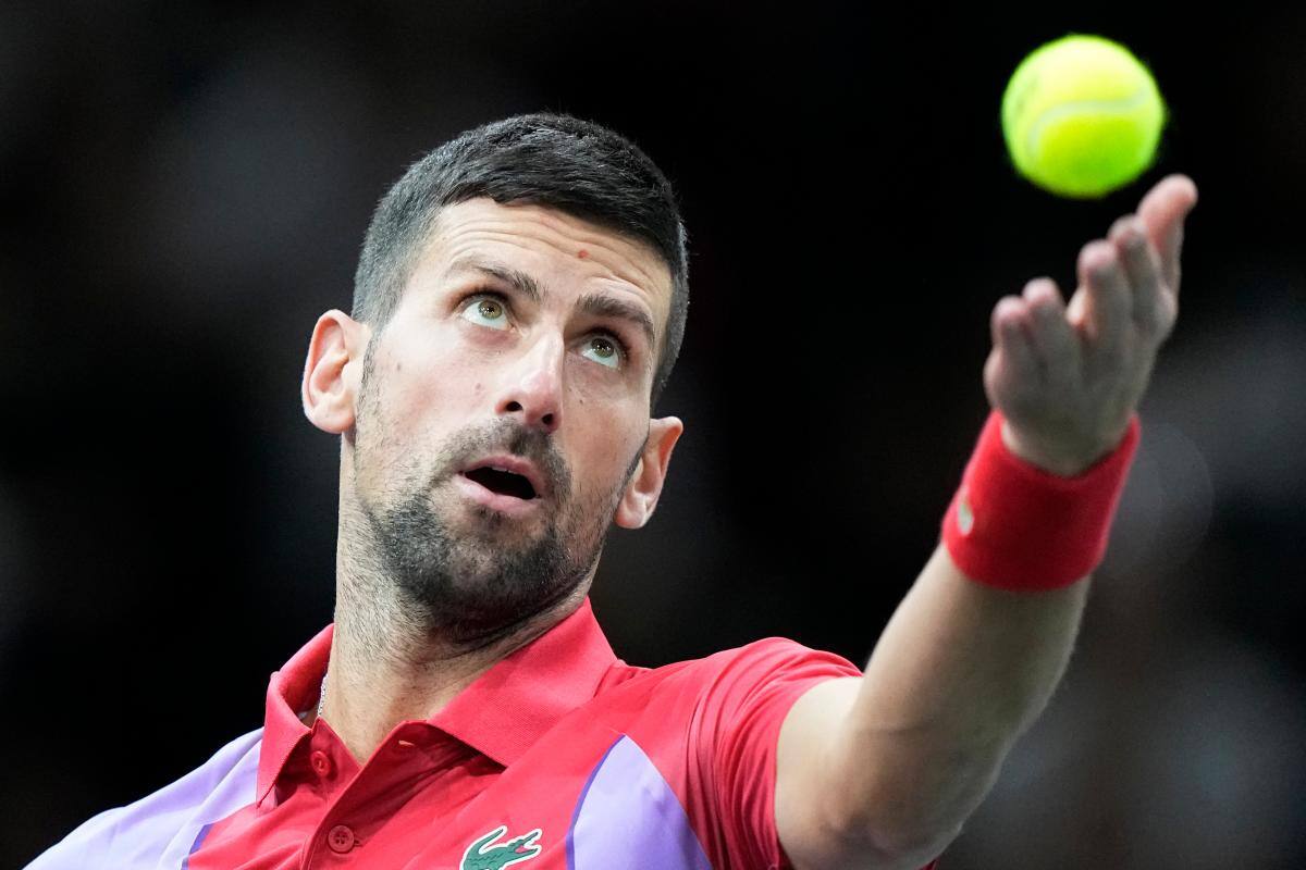 Djokovic arranca su paso en París con triunfo sobre Etcheverry