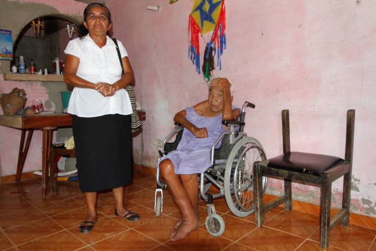 Una abuela de 93 años sufre el calor y los mosquitos por falta de energía. Aroldo Mestre