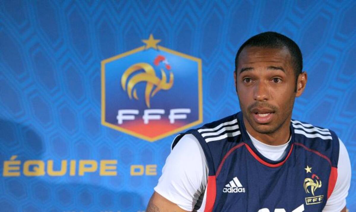 El ex jugador francés, Thierry Henry, criticó la celebración de Chicharito Hernández. AFP FRANCK FIFE