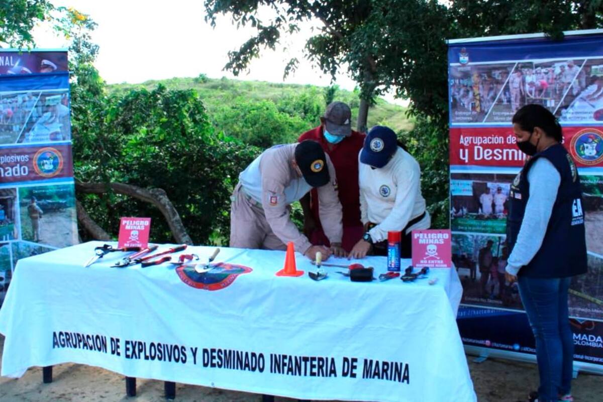 Armada de Colombia entrega nuevas áreas libres de minas antipersona