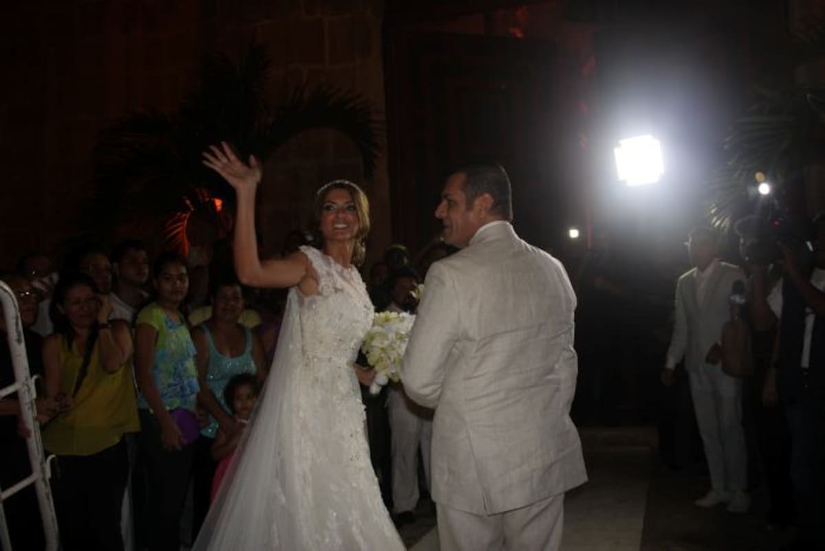 Siad Char se despidió de los cartageneros congregados a las afueras de la iglesia antes de ingresar. DANIELA BUELVAS - EL UNIVERSAL