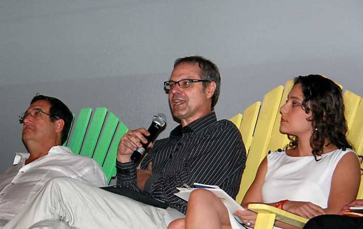 Adolfo Meisel, Ernesto McCausland e Isabel Cristinna Ra-mírez, durante la tertulia.