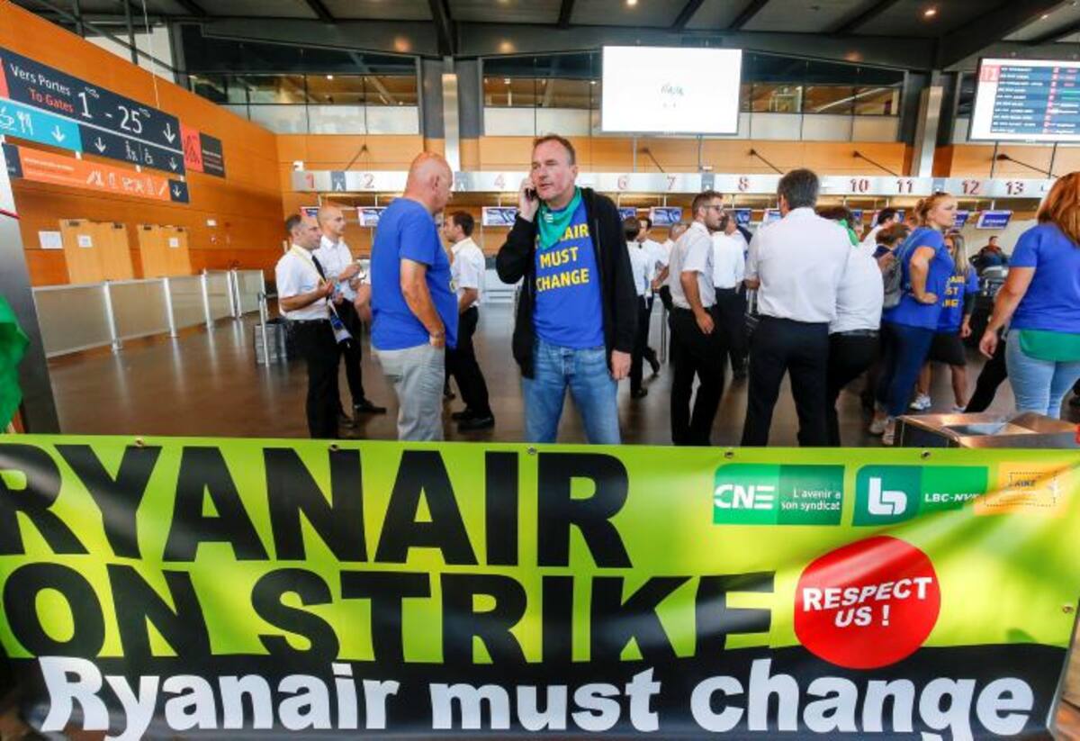 Pilotos de la aerolínea Ryanair en huelga en el aeropuerto de Charleroi en Bélgica. EFE JULIEN WARNAND