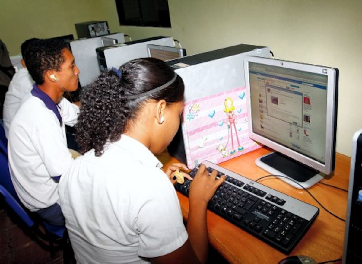 Los más beneficiados con la conectividad son los estudiantes, quien podrán acceder a internet gratuitamente para realizar sus tareas. CORTESÍA