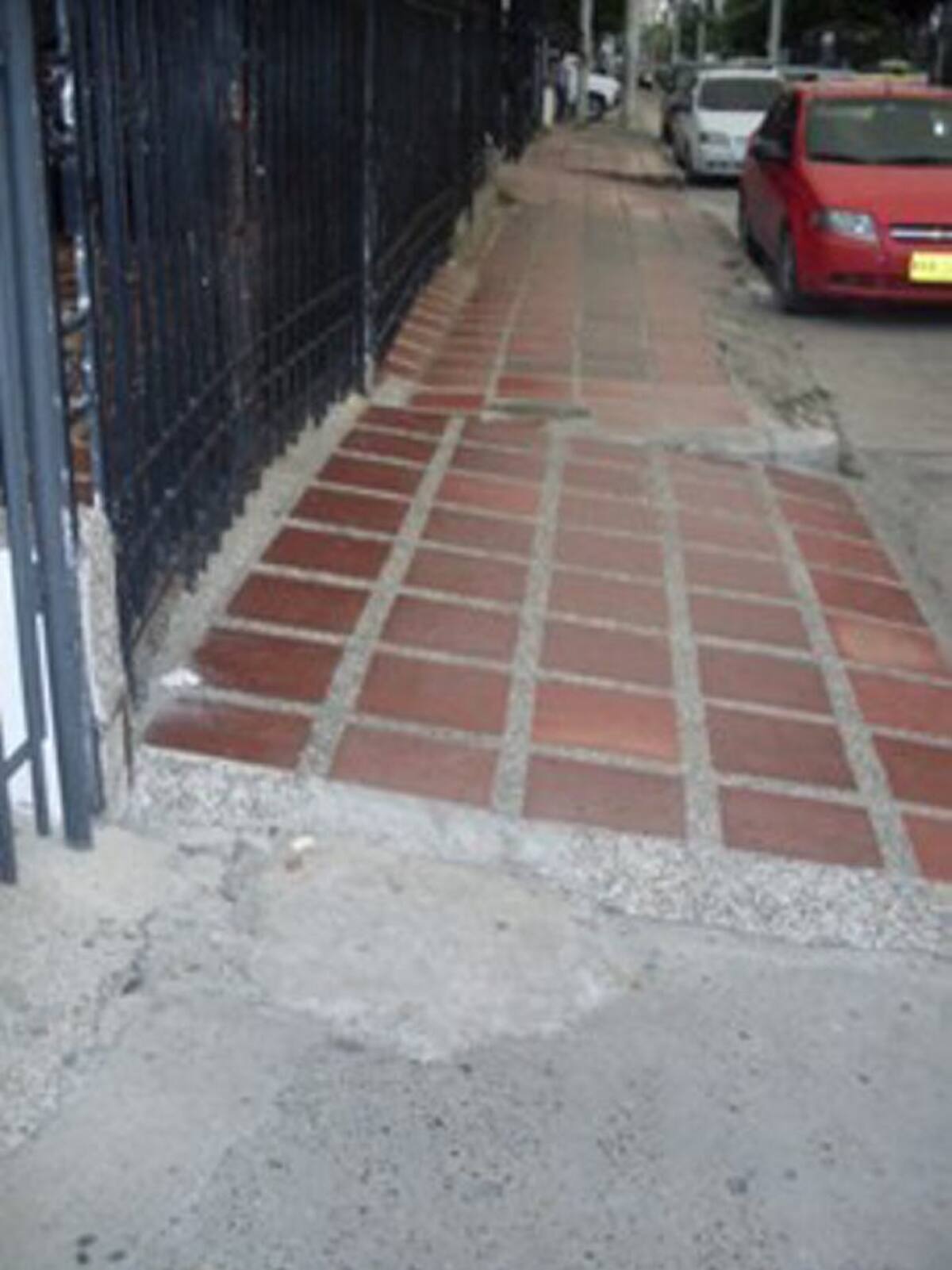 Calle del Bouquet: piso embaldosado, y por ende resbaladizo.