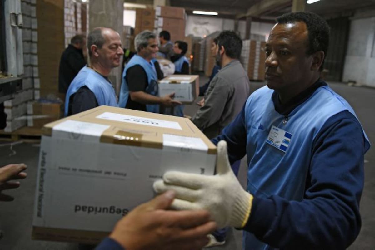 Momento en que se preparaban las urnas para las votaciones de este domingo. AFP EITAN ABRAMOVICH