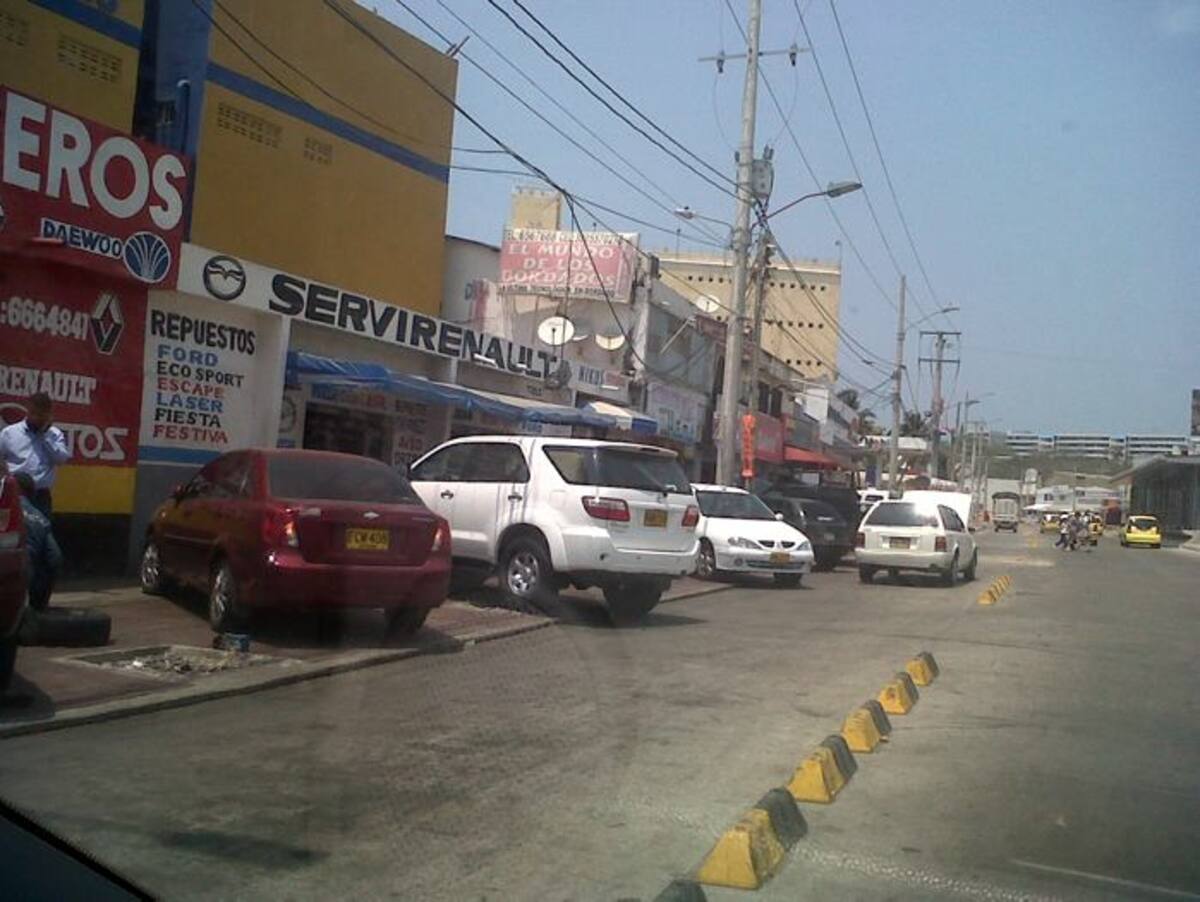 El Ciudadano Reportero denuncia que los andenes también son ocupados. CORTESÍA CIUDADANO REPOTERO