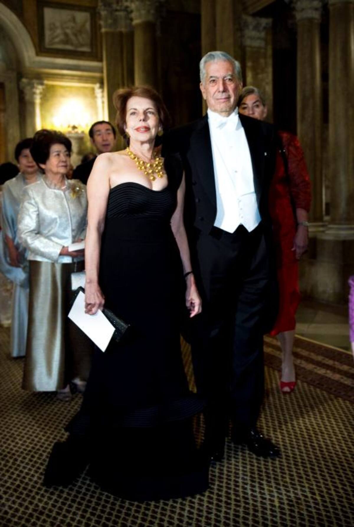 Mario Vargas Llosa y su esposa Patricia, el día en que el escritor recibió el Nobel.