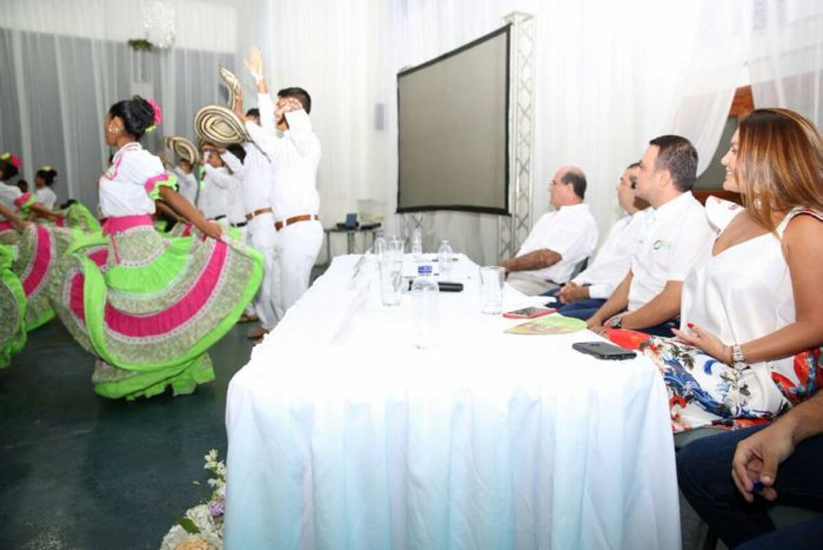 Al son de porros y fandangos se hizo el lanzamiento de la feria ganadera. El Universal