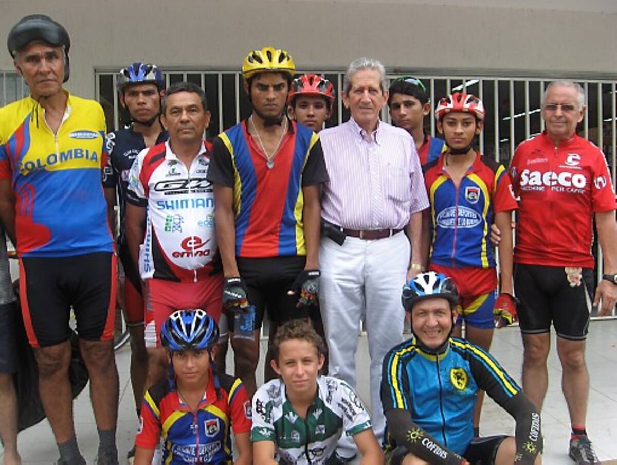 El exciclista y dirigente del pedal Augusto Moncada (quinto en la foto) acompañado de varios ciclistas que lo homenajearon por su apoyo en esta disciplina. JULIO FLÓREZ /EL UNIVERSAL
