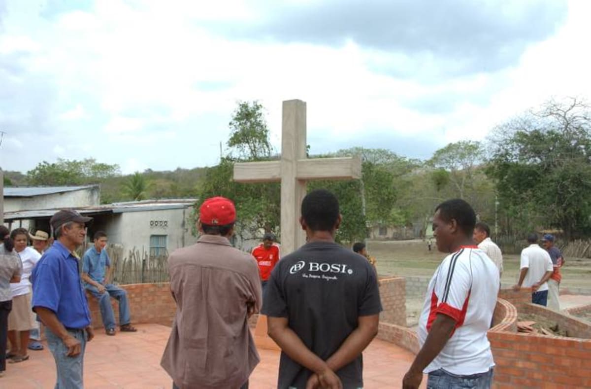 Familiares veneran a las víctimas mortales de la masacre perpetrada por paramilitares. ARCHIVO