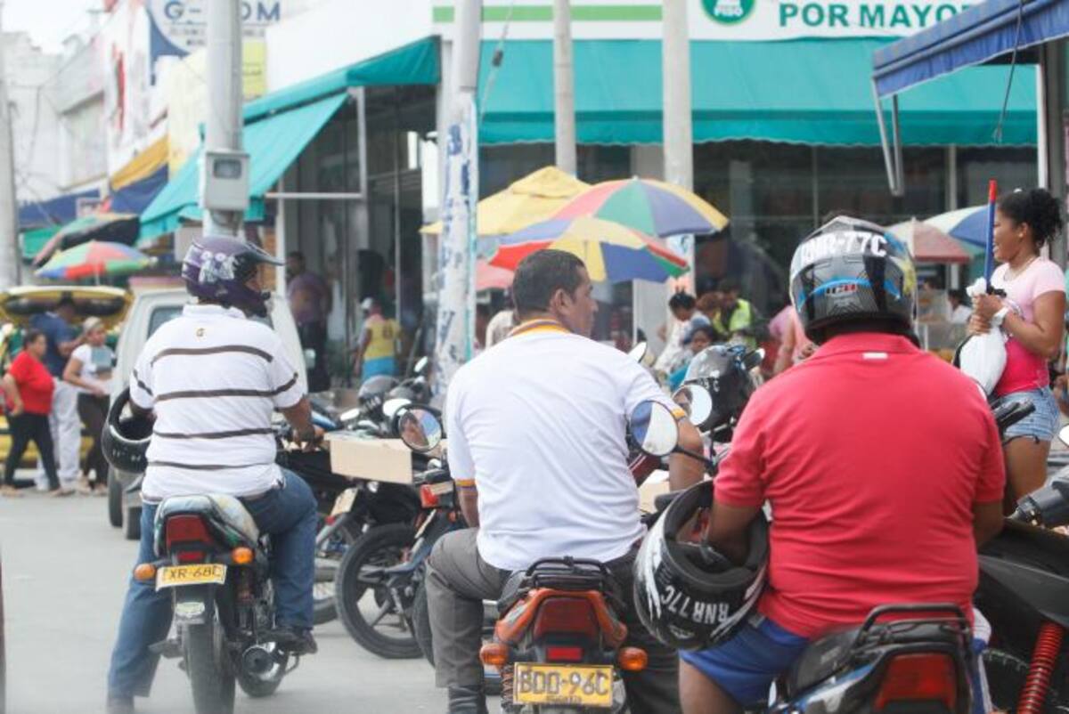 Muchos vendedores ya se ubicado en el carril del frente del Mercado de Bazurto. JULIO CASTAÑO - EL UNIVERSAL