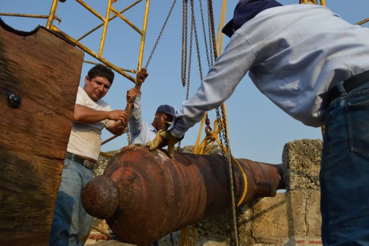 Personal de la Escuela Taller instalando las nuevas bases de los cañones. CORTESÍA