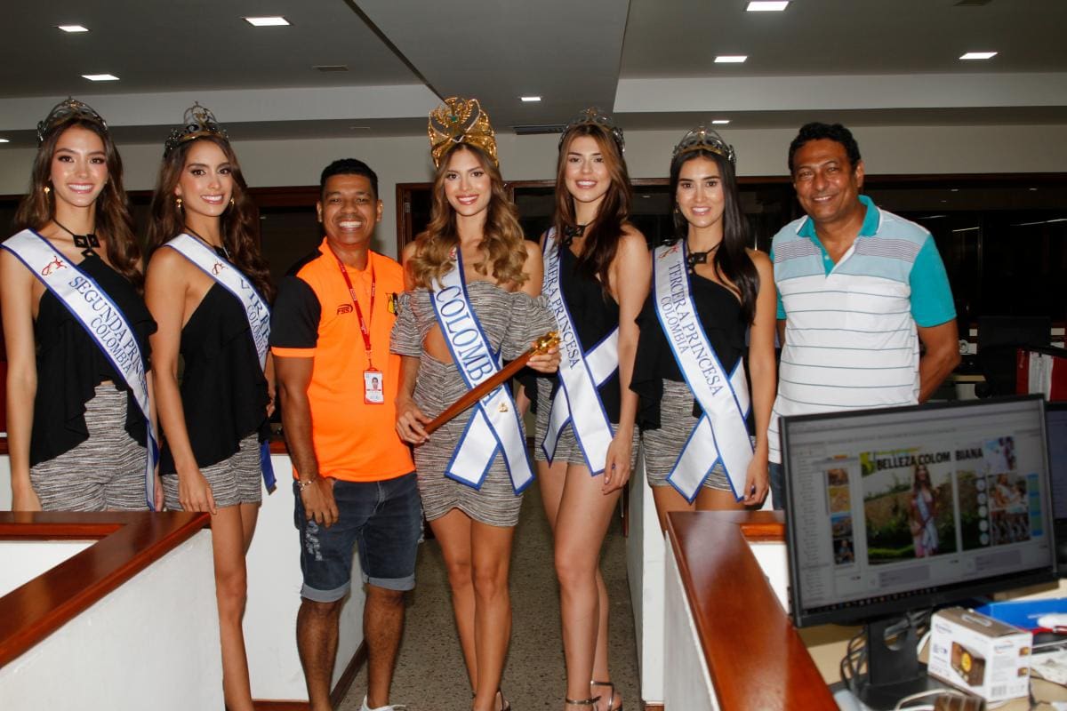 Juanita Urrea Posada, Valentina Mora Trujillo, el periodista Juan Carlos Martínez, Sofía Osío Luna, Andrea Yáñez García, Laura León y el periodista Ernesto Armenteros.