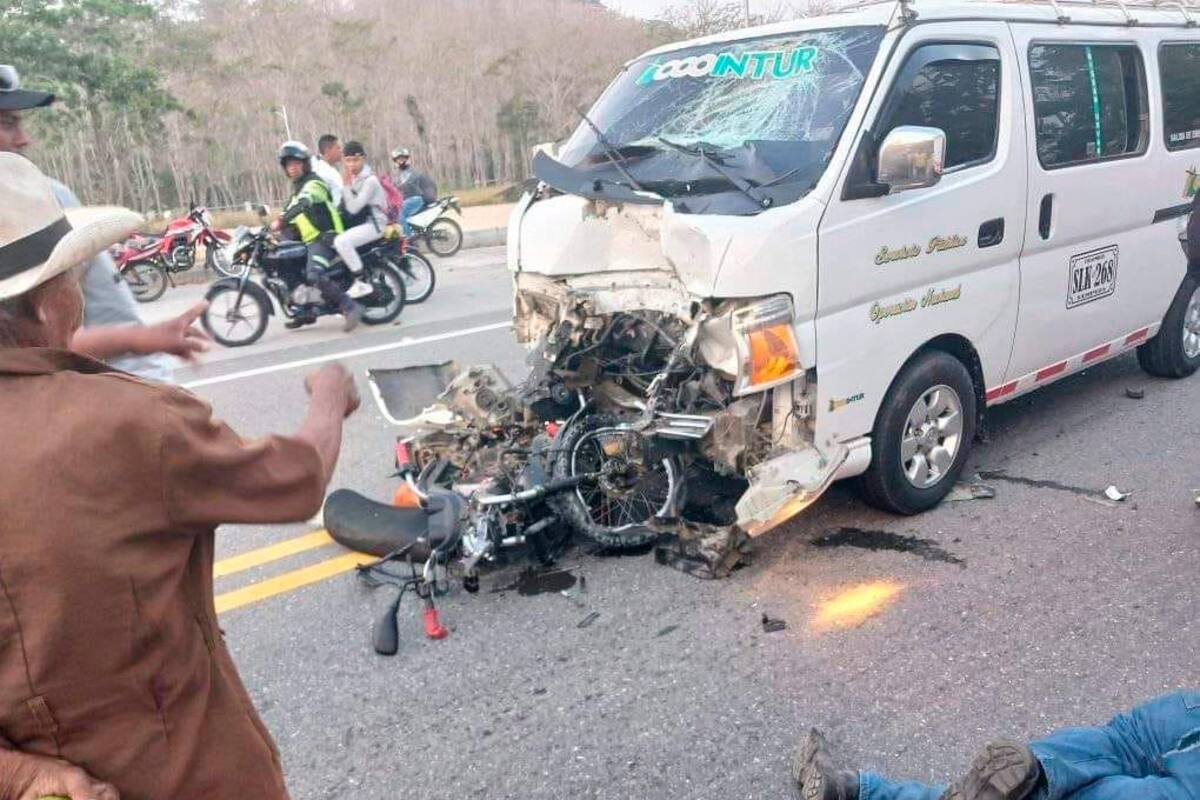 Fuerte colisión entre una van y una motocicleta dejó una persona muerta