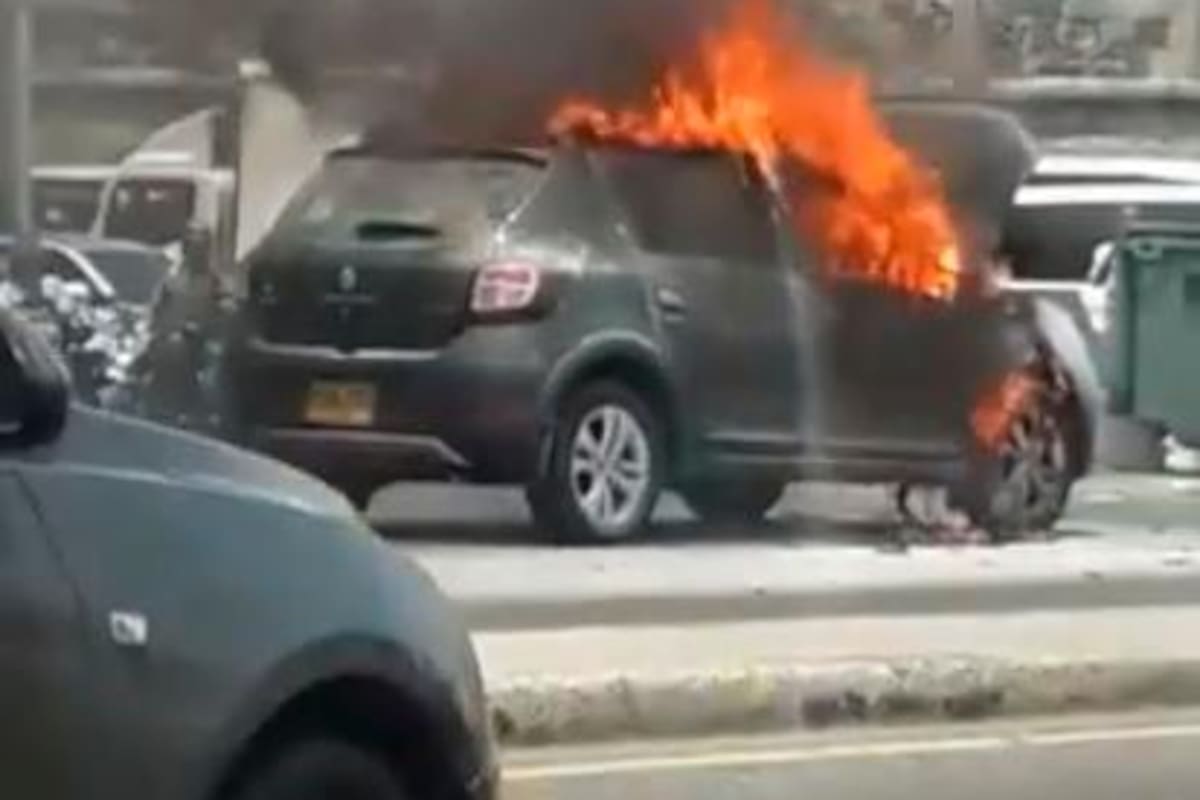 Vehículo que era transportado por grúa del DATT se prendió en llamas