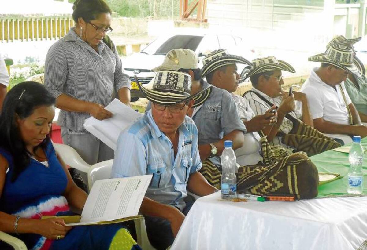 La gerente de Manexca, acompañada de las autoridades indígenas del Resguardo Indígena Zenú de San Andrés de Sotavento de Sucre y Córdoba. CORTESÍA/