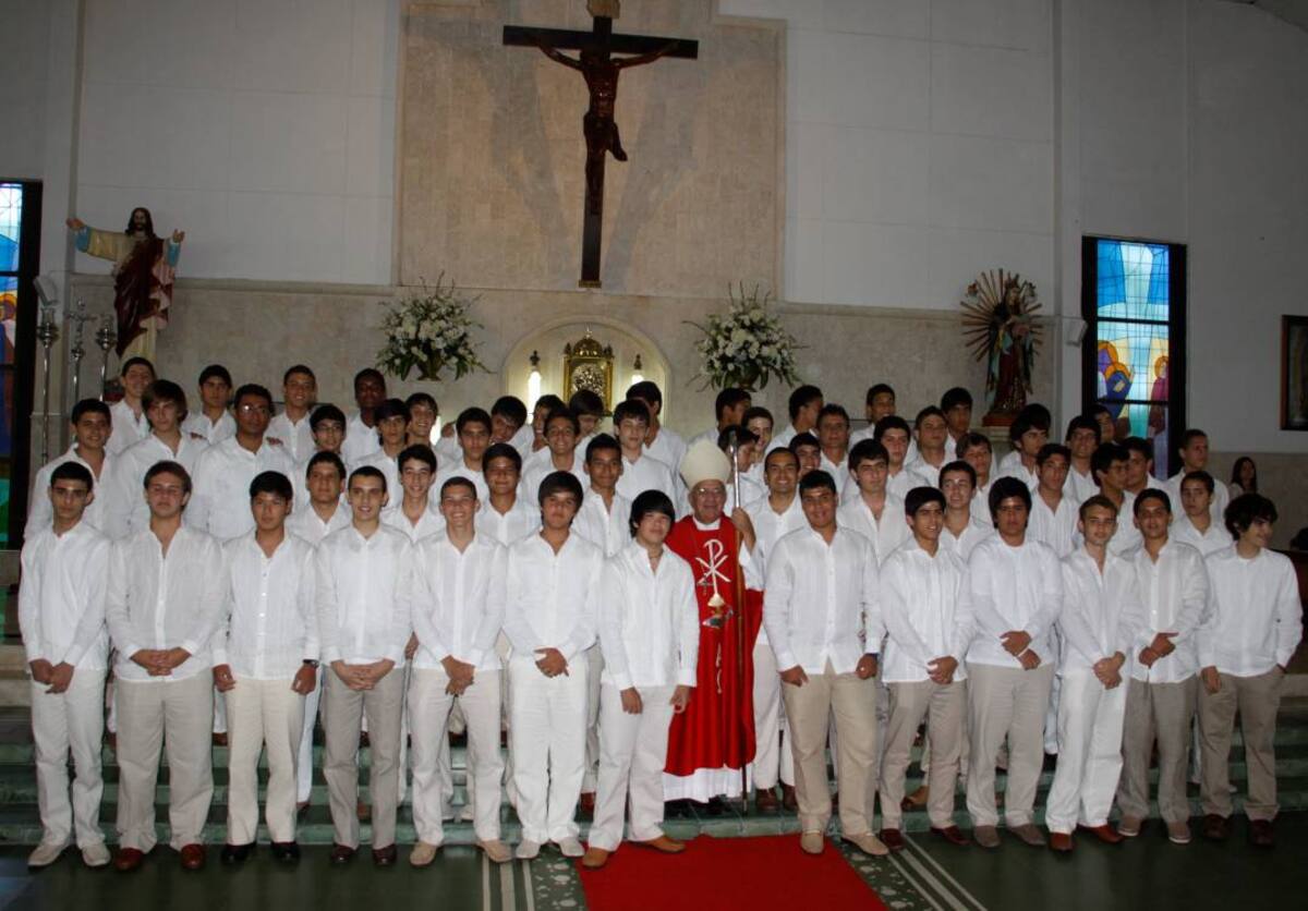 Andrés Gabriel Álvarez, Haroldo Andrés Arrieta, Orlando De La Rosa, Jairo Alonso Giraldo, Elías David Manzur, Juan Sebastián Martínez, Sebastian Merlano, William Monrroy, Juan Camilo Correa, Gebran Angulo, Daniel Rincón, Carlos Juan Ríos, Sergio Andrés Urbina, Pedro Nicolás Barreto, Carlos Eduardo Garzón, Juan Camilo Sierra, Iván Antonio Marín, Miguel Ibarra, entre otros estudiantes, junto al arzobispo de Cartagena, Jorge Enrique Jiménez. Archivo particular