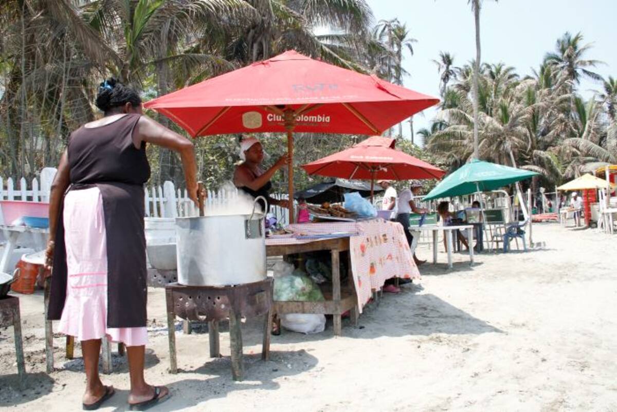 Dos de las cuatro cocineras que se ubicaban en Playa Hollywood obtuvieron una medida provisional que les permite seguir trabajando mientras se resuelve la acción de tutela. // AROLDO MESTRE-EL UNIVERSAL
