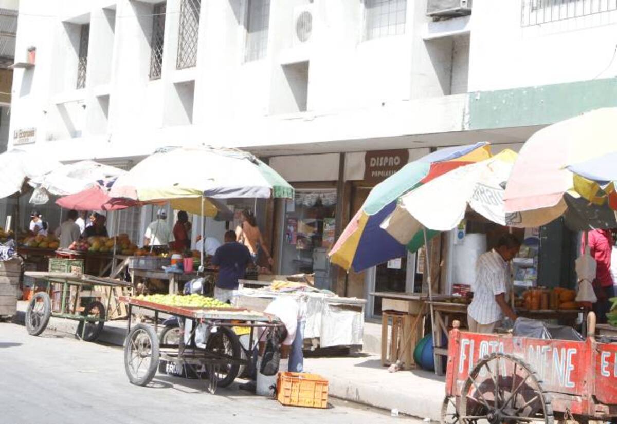 En la Avenida Daniel Lemaitre hay 77 comerciantes callejeros cobijados por confianza legítima, según el Registro Único de Vendedores (RUV) de la Gerencia de Espacio Público. JULIO CASTAÑO BELTRÁN - EL UNIVERSAL