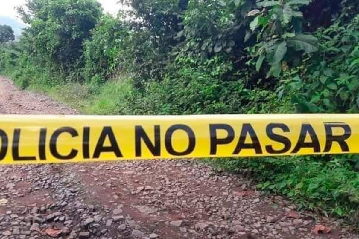 Amordazado y con varios balazos hallaron cuerpo de hombre en un matorral