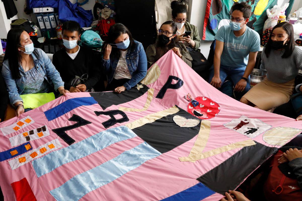 Colombia recuerda a víctimas del conflicto con la sombra de la violencia