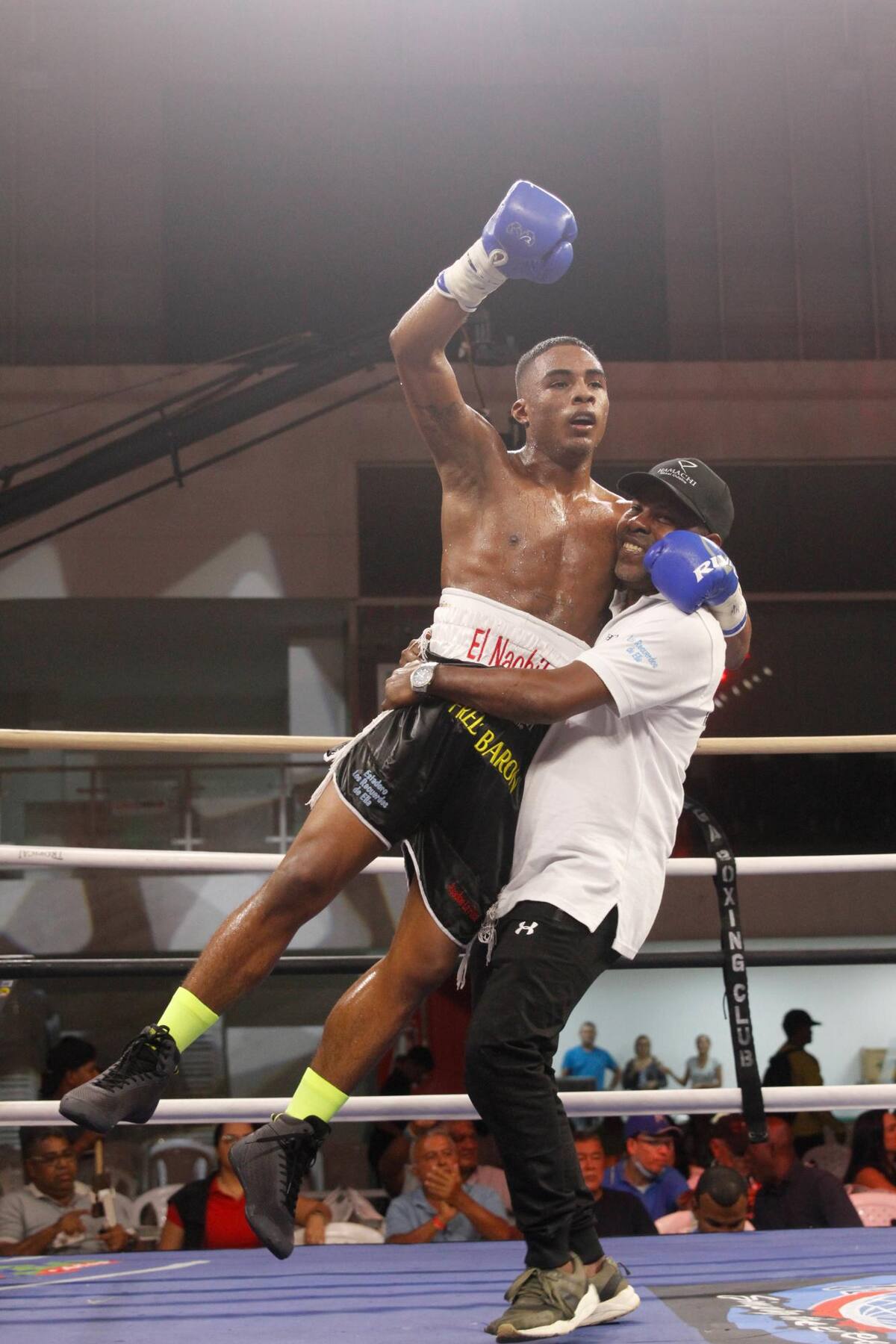 José Muñoz celebra el título nacional ligero tras noquear a Andrés Pérez. //ÓSCAR DÍAZ EL UNIVERSAL