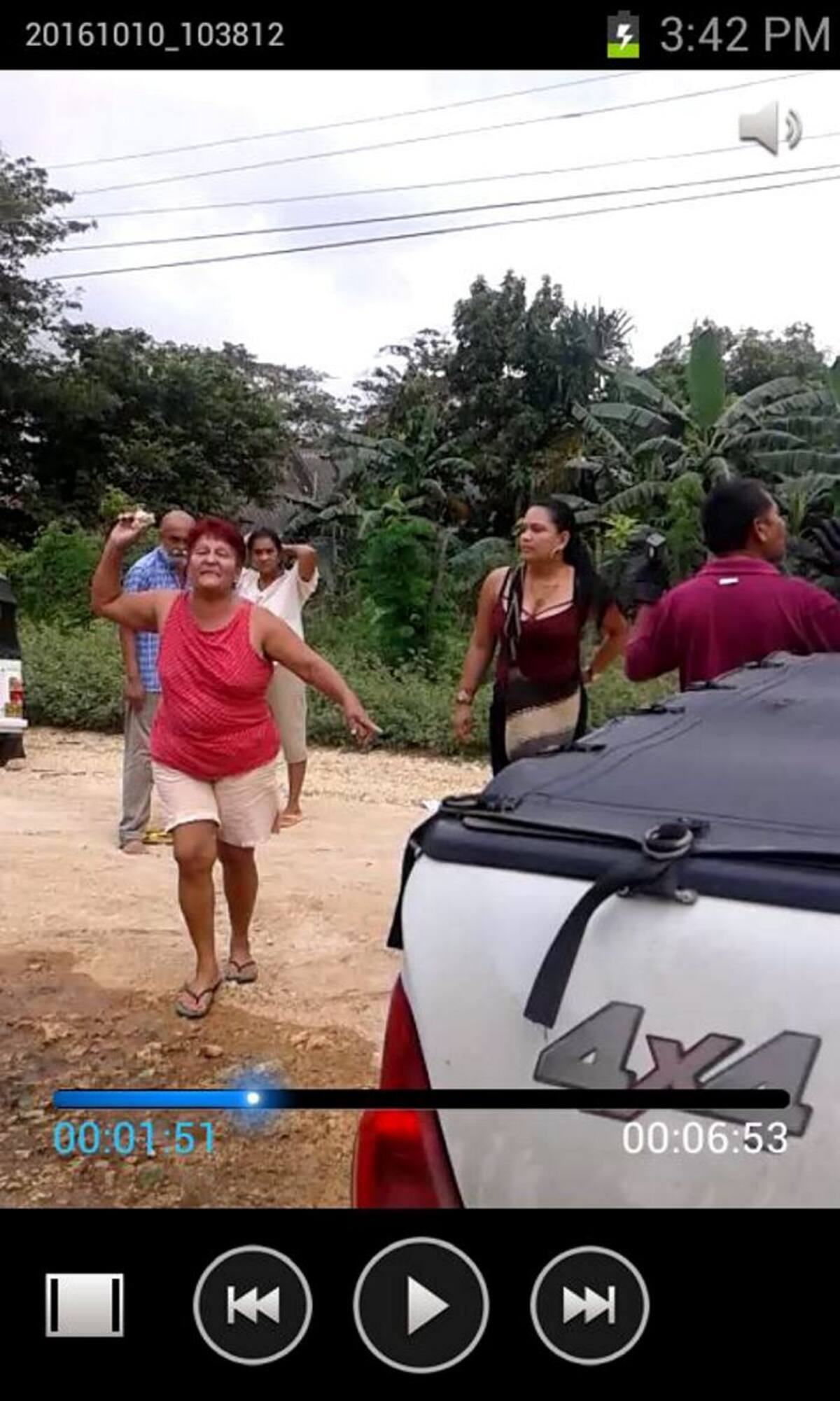 Los insultos y las piedras fueron contra los comunidad