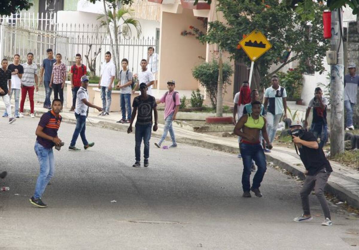 Los disturbios obligaron la intervención de unidades antimotines de la Policía y la aprehensión de dos menores de edad.