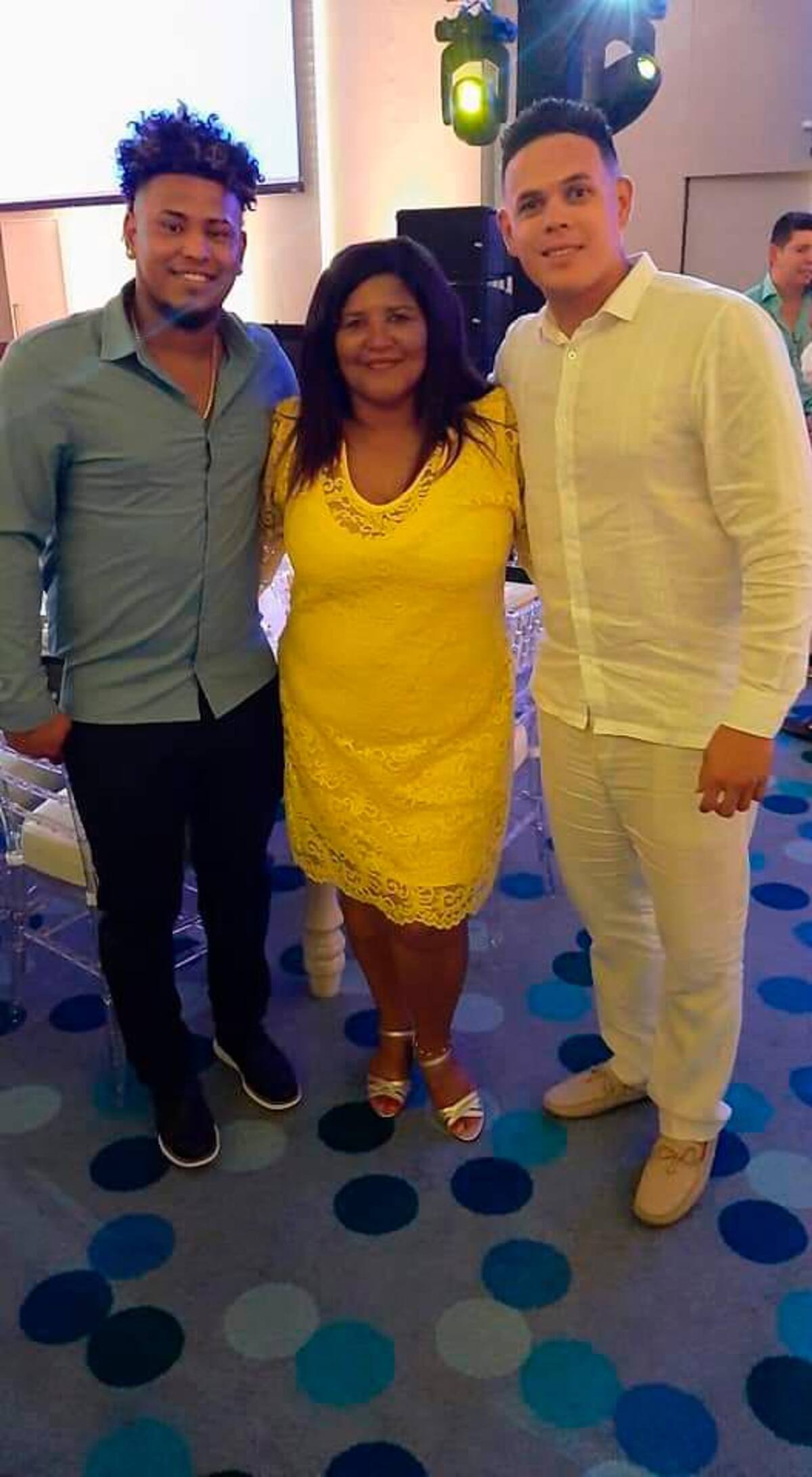 La dama del béisbol Patricia Morales con los grandes ligas Melbrys Viloria y Giovanny Urshella.//CORTESÍA