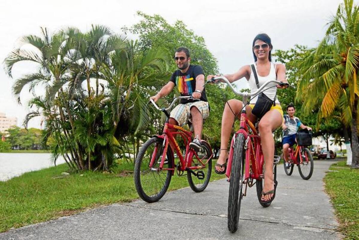Se insta a los ciclistas a conducir responsablemente, con luces muertas y casco protector. FERNANDO PARRA L. – EL UNIVERSAL