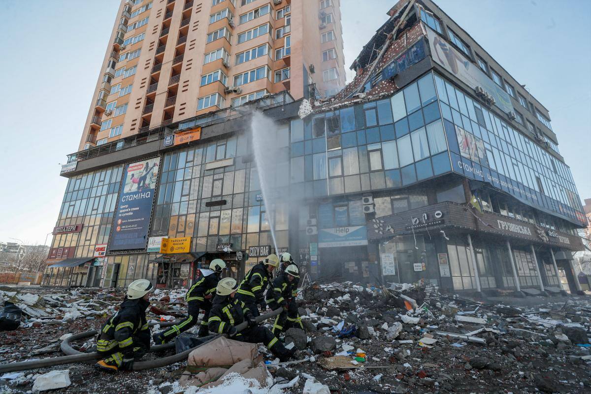 Ucrania reconoce 198 muertos, Rusia lanza misiles contra 800 objetivos