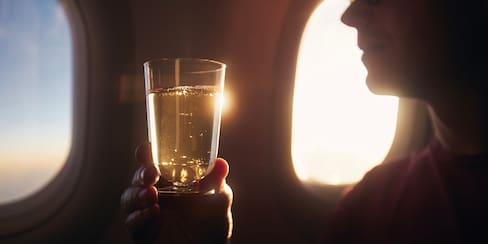 Científicos recomiendan no consumir bebidas alcohólicas durante un vuelo