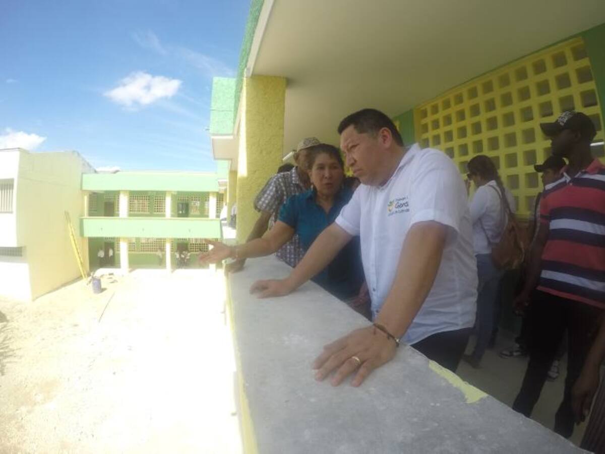 La rectora del colegio Ambientalista le habló al Alcalde sobre otras necesidades de la institución. Luis E. Herrán.