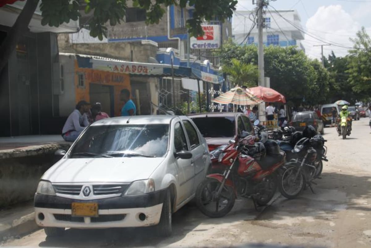 En el barrio España los motociclistas deciden parquear al lado de los vehículos, tomándose entre ambos casi dos carriles. LORENA HENRIQUEZ - EL UNIVERSAL