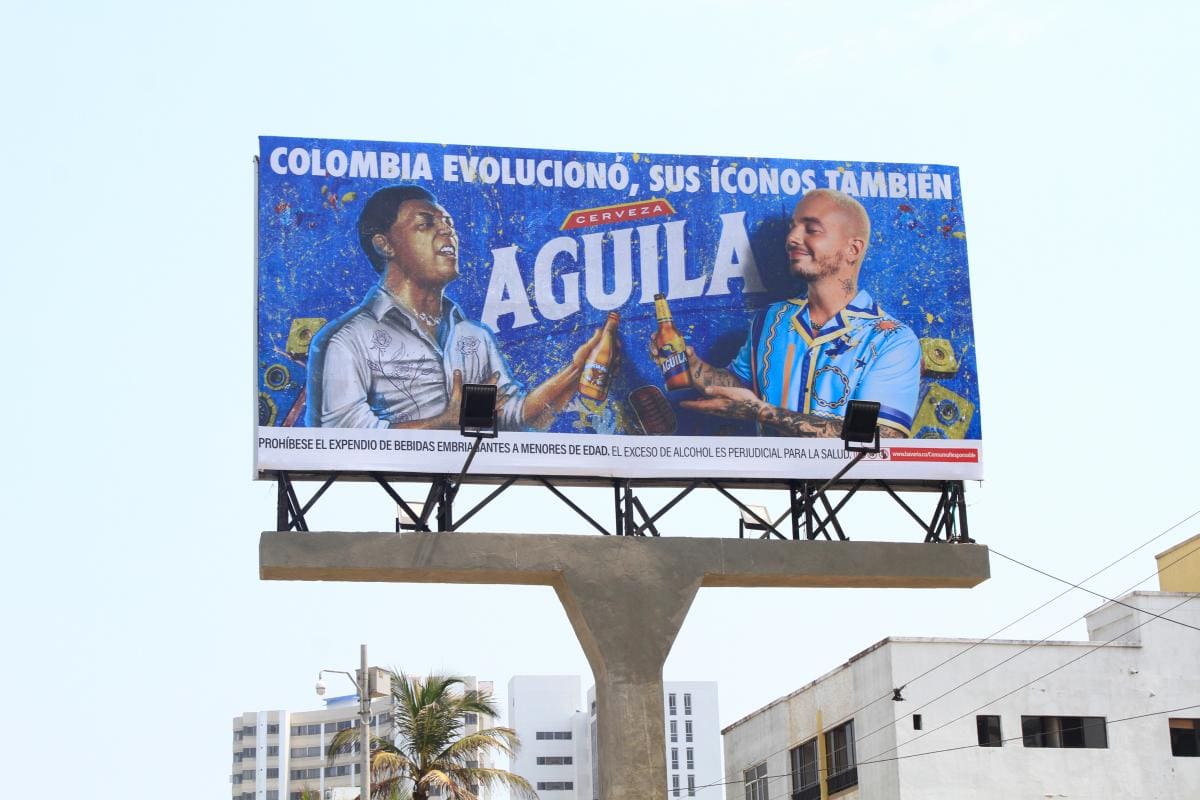 Valla publicitaria en la avenida Santander provoca polémica en redes sociales