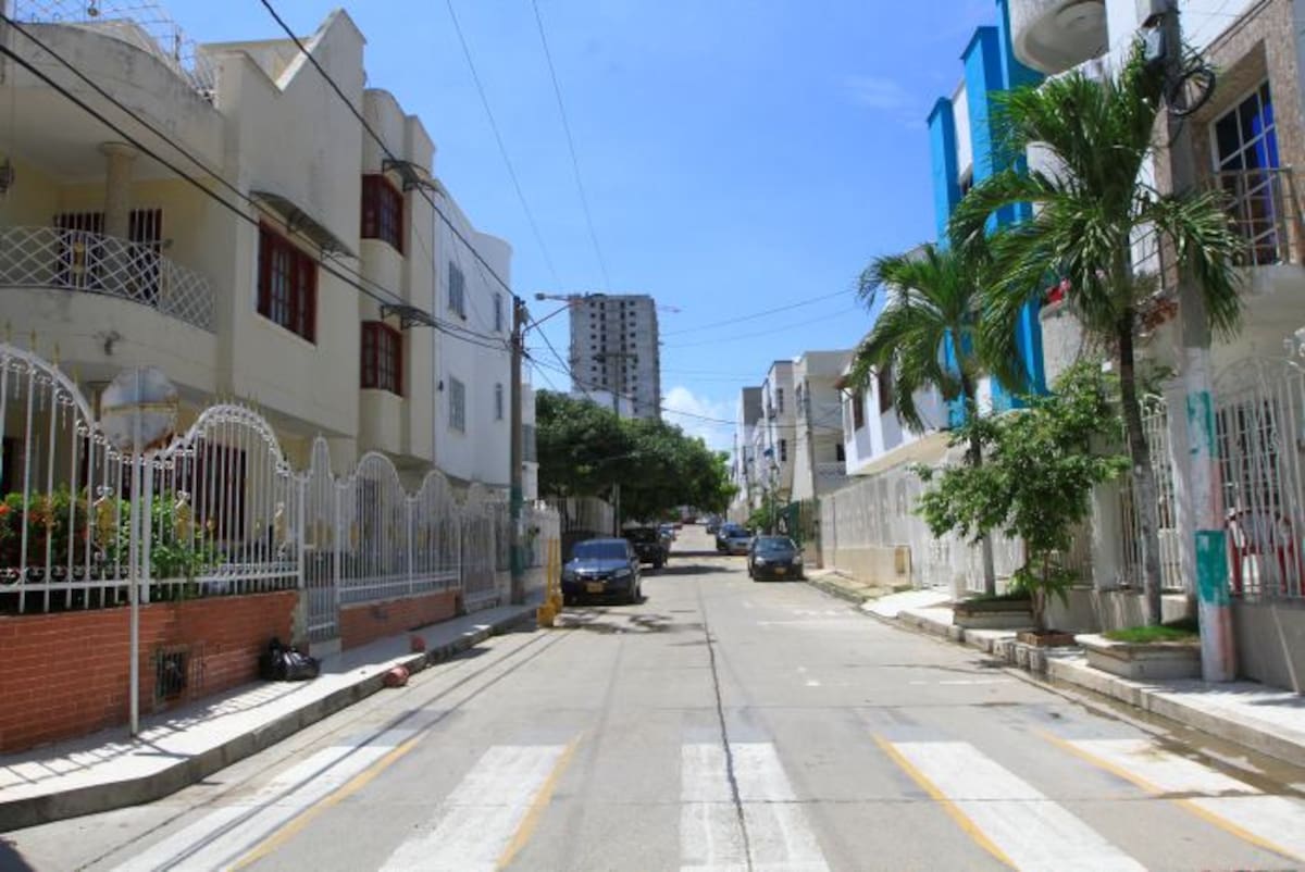 La soledad de las calles es aprovechada por delincuentes motorizados para atracar desprevenidos. foto julio castaño