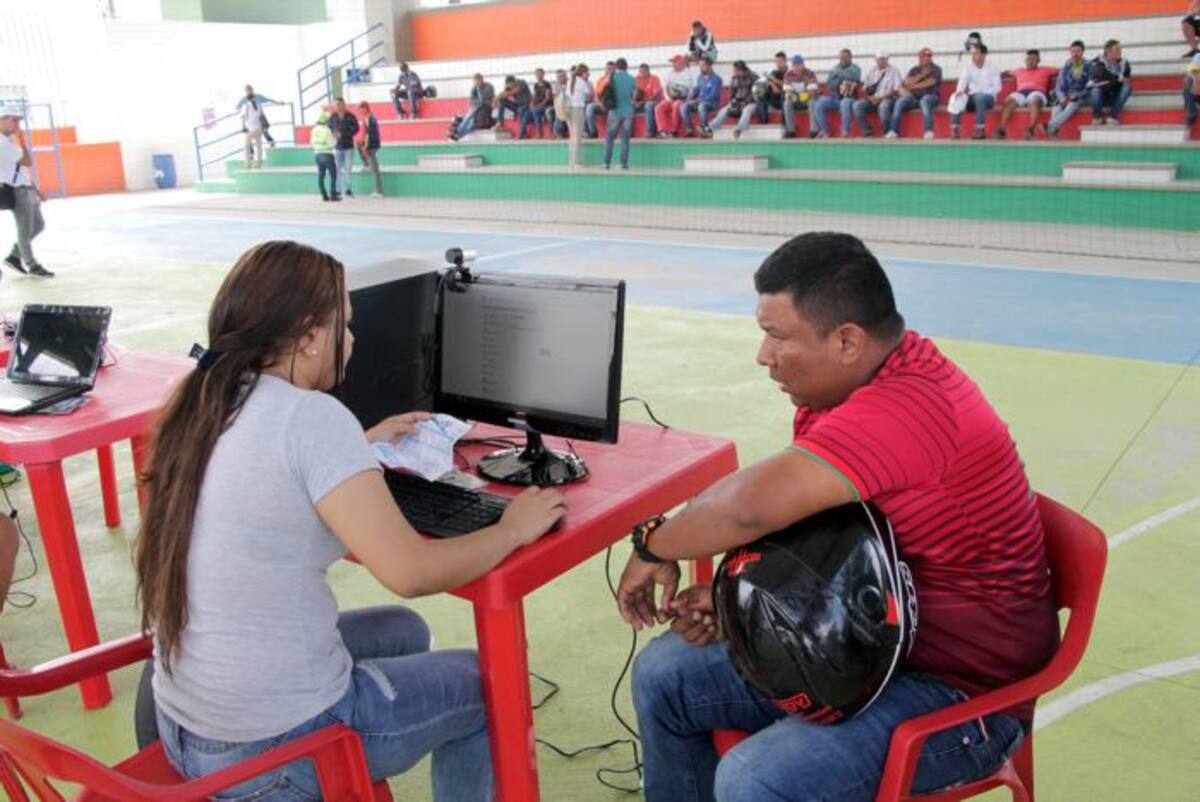 Los motociclistas han sido muy receptivos durante la primera semana se censo. MANUEL SANTIAGO PÉREZ