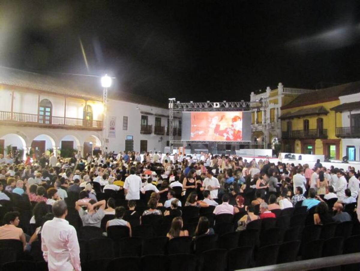 Lleno total en la Plaza de la Aduana para la proyección inaugural de la película Roa en el Festival Internacional de Cine de Cartagena de Indias. VICTOR HUGO MORA - EL UNIVERSAL
