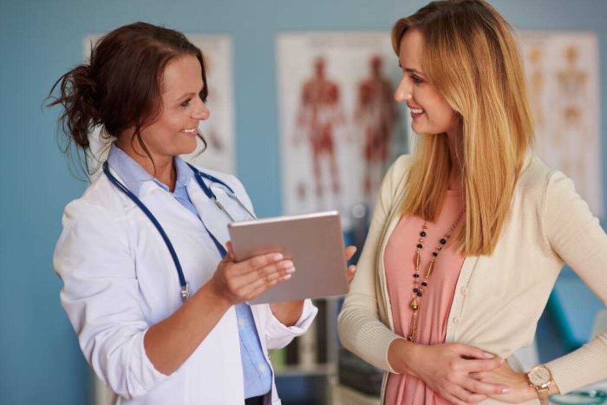 Un examen clínico de mamas podría indicarte si existe cáncer de seno. No lo pases por alto. 123RF.