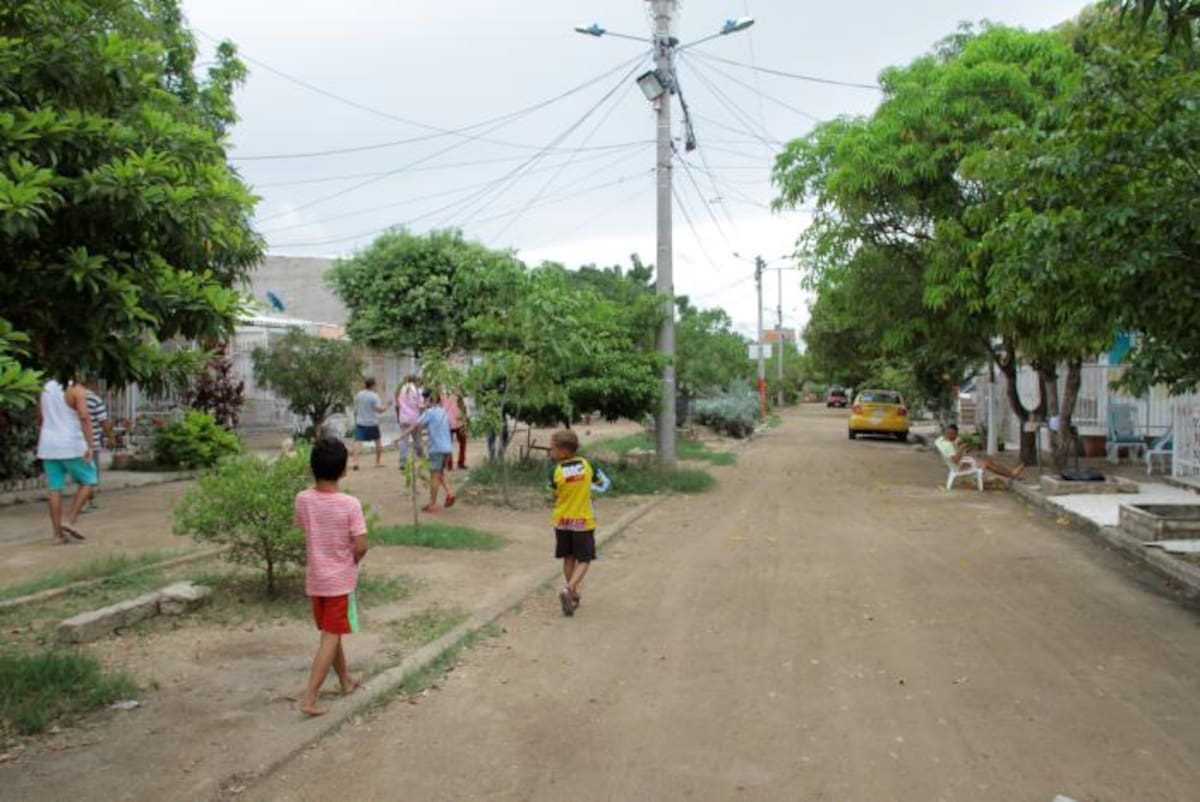 El barrio cuenta con calles amplias, buen clima y arborización. Solo falta el pavimento. Luis Herrán- El Universal.