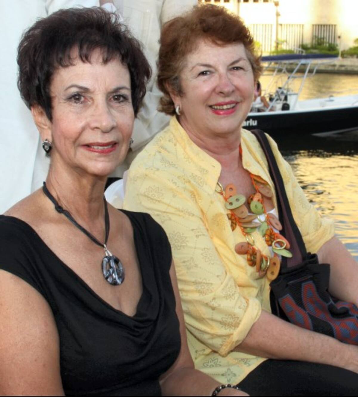 María del Socorro Pinzón y Raquel Ochoa de Serrano.