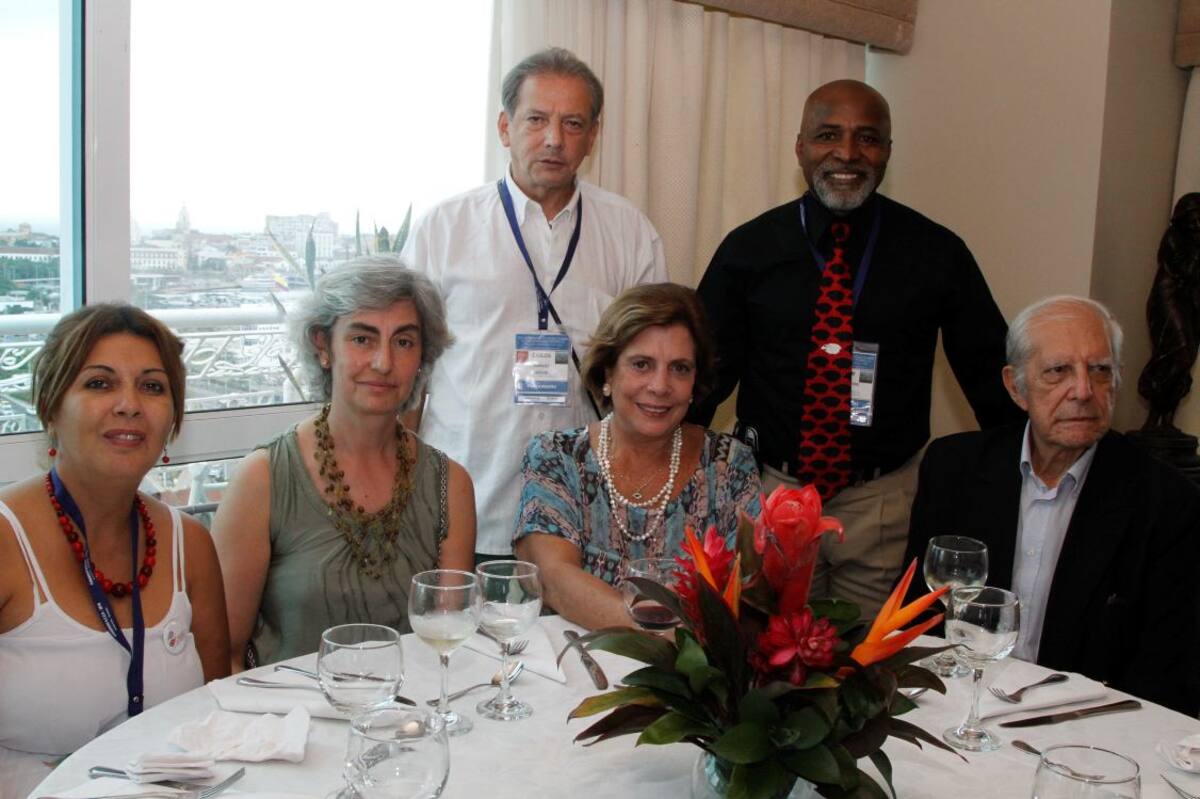 De pie: Carlos Márquez y William Murillo; sentados: Priscila Alcocer, María del Mar Vaquero, Bea Barondi y Ricardo Barondi.