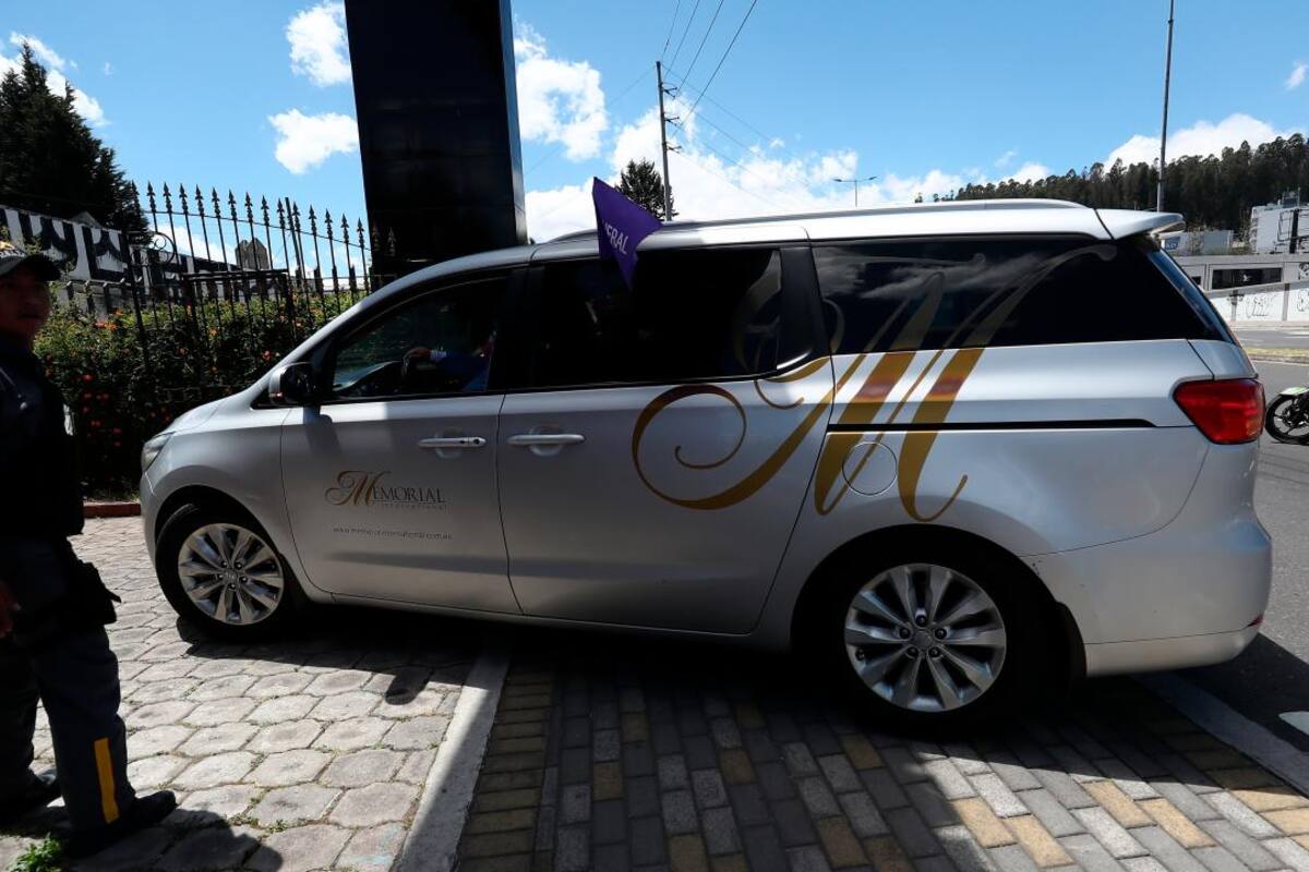 Trasladan el cuerpo de Villavicencio a un tanatorio de Quito para ser velado