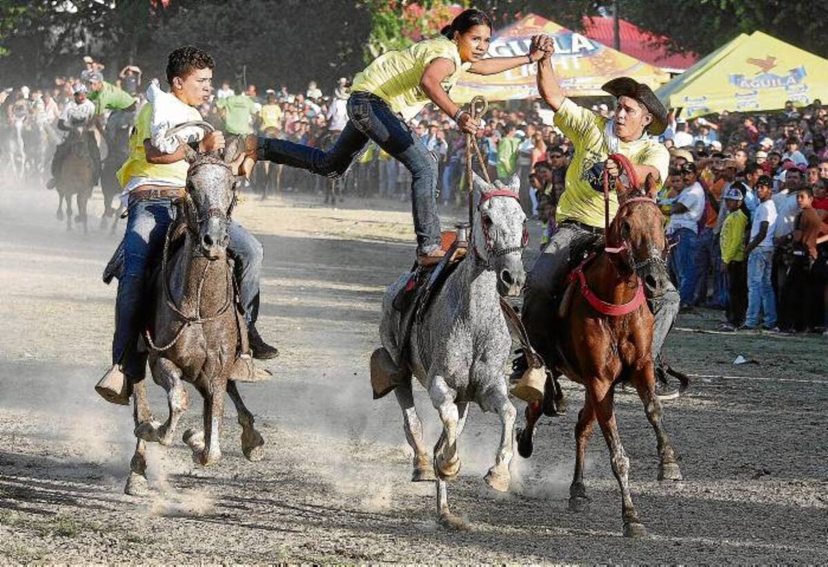 El grupo “Los Tigres de Don Alonso”, cuenta con jinetes de sexo femenino que también ofrecen un buen espectáculo.