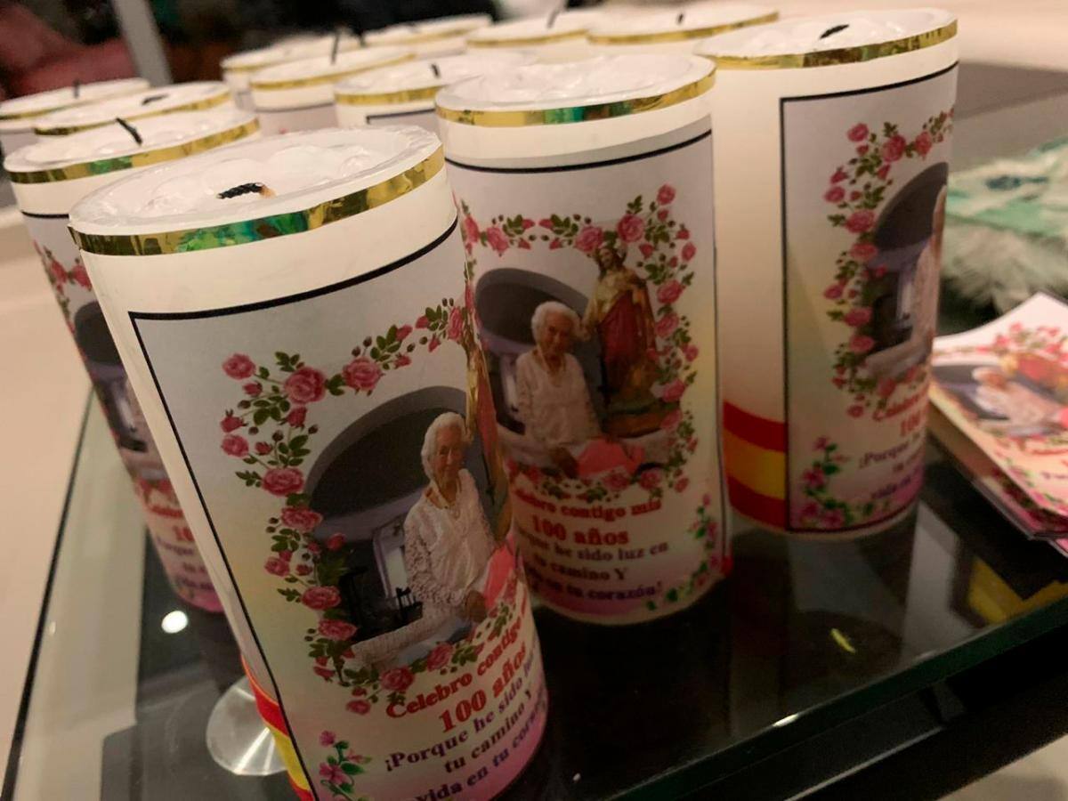 En esa misa, se encendieron cien velas, una por cada año de vida.